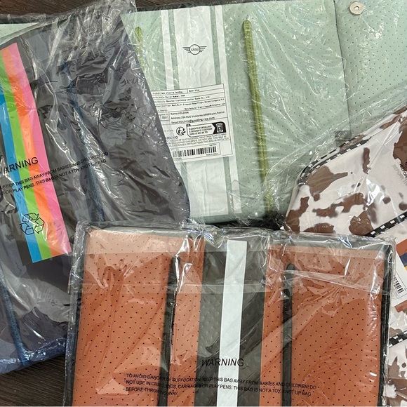 Neoprene Camo Print Large Tote w/Pouch - Picture 6 of 7